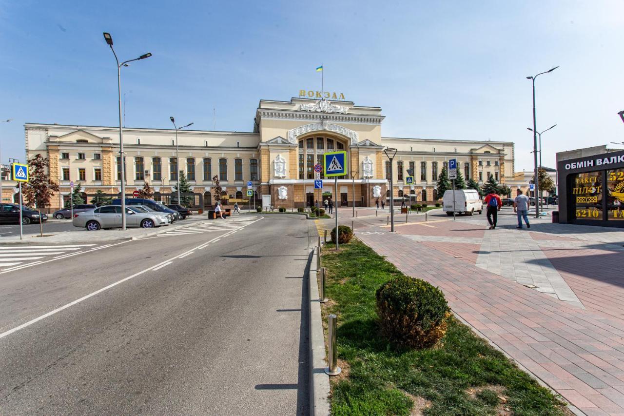 центр. хмельницького 6а. 2 кімнати. Apartment