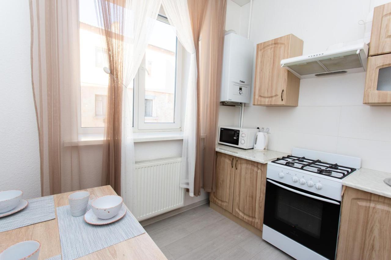 центр. хмельницького 6а. 2 кімнати. Apartment *